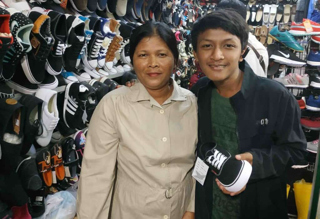 Choosing a pair of new shoes with mom - XSProject