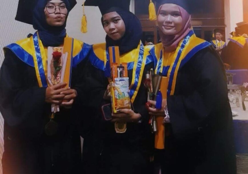 Laila__HS_Graduation_with_her_bestfriends_Large